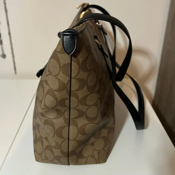 Coach Gallery Tote/Tan and Black/Signature Canvas - Picture 5 of 12